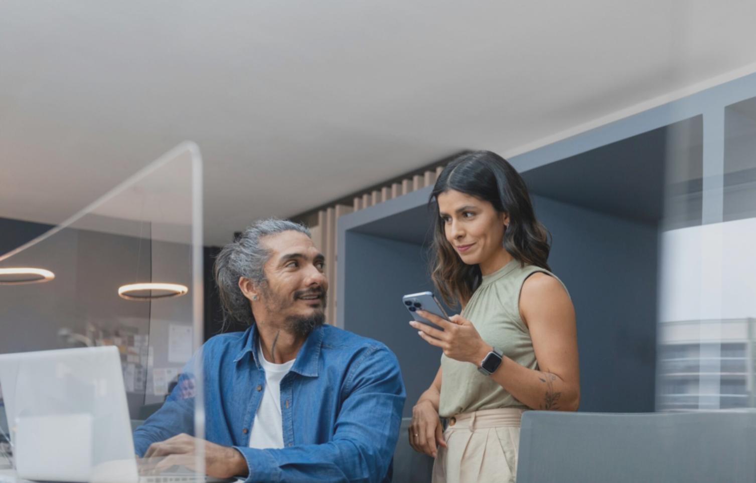 Séance de formation en planification économique avec analyse de graphiques financiers