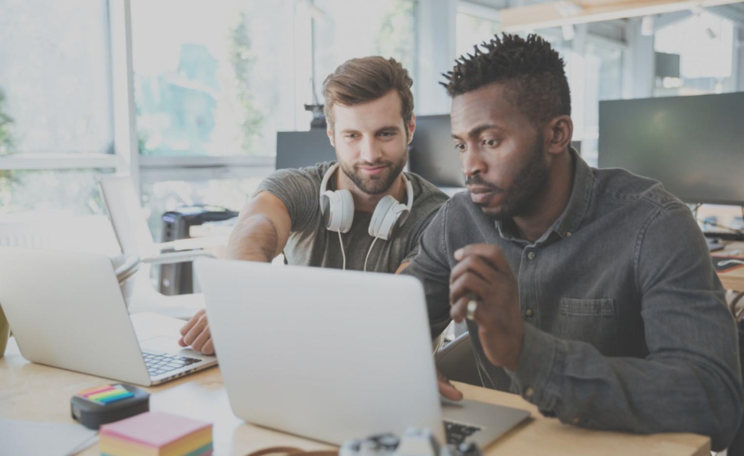 Tableaux de bord financiers et graphiques de suivi de performance sur écrans d'ordinateur